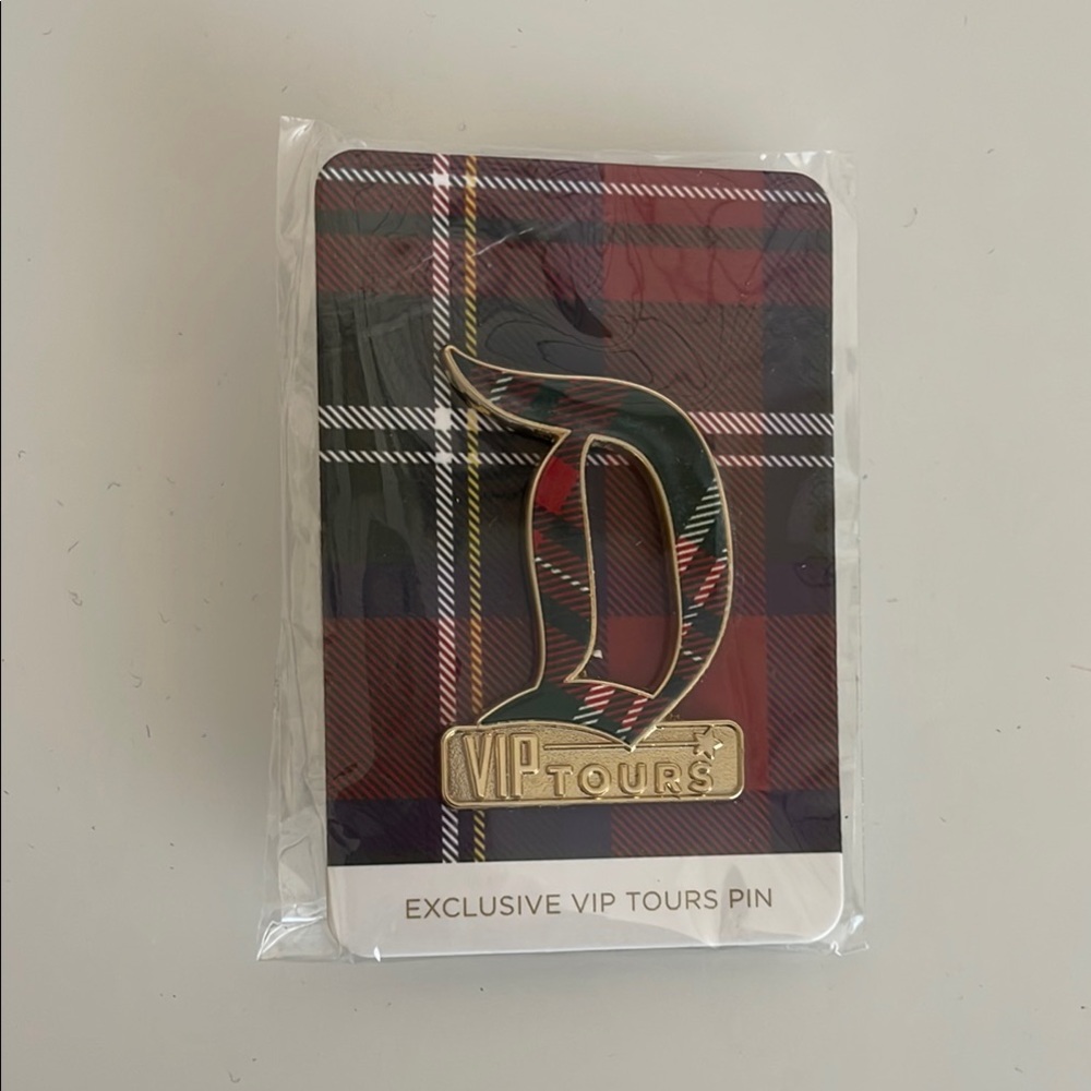 BRAND NEW Disneyland Exclusive 2024
VIP Tour Pin